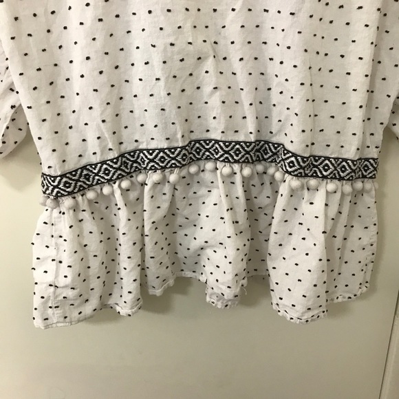 3/$15 Ellison white and black textured dot short sleeve peplum crop top size L - Picture 8 of 9